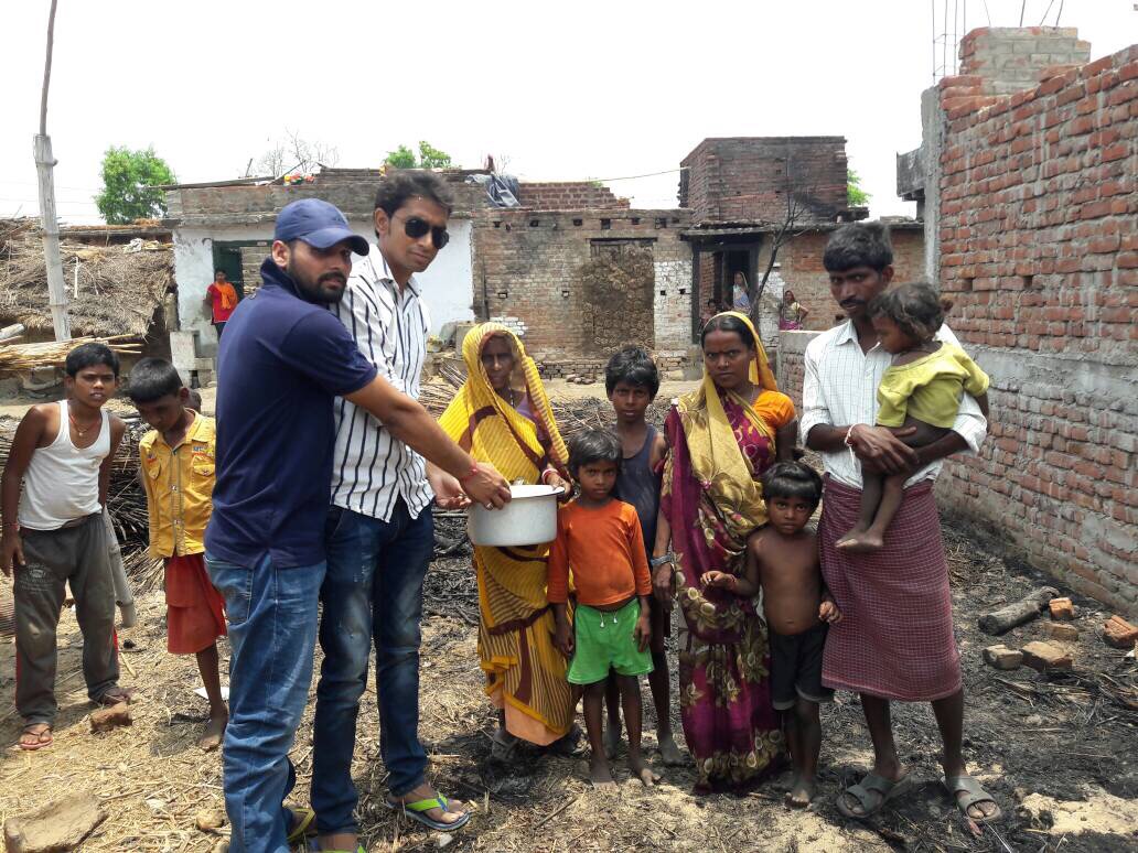 सुधाकर मिश्र चैरिटेबल ट्रस्ट ने की अग्निपीड़ितों की मदद