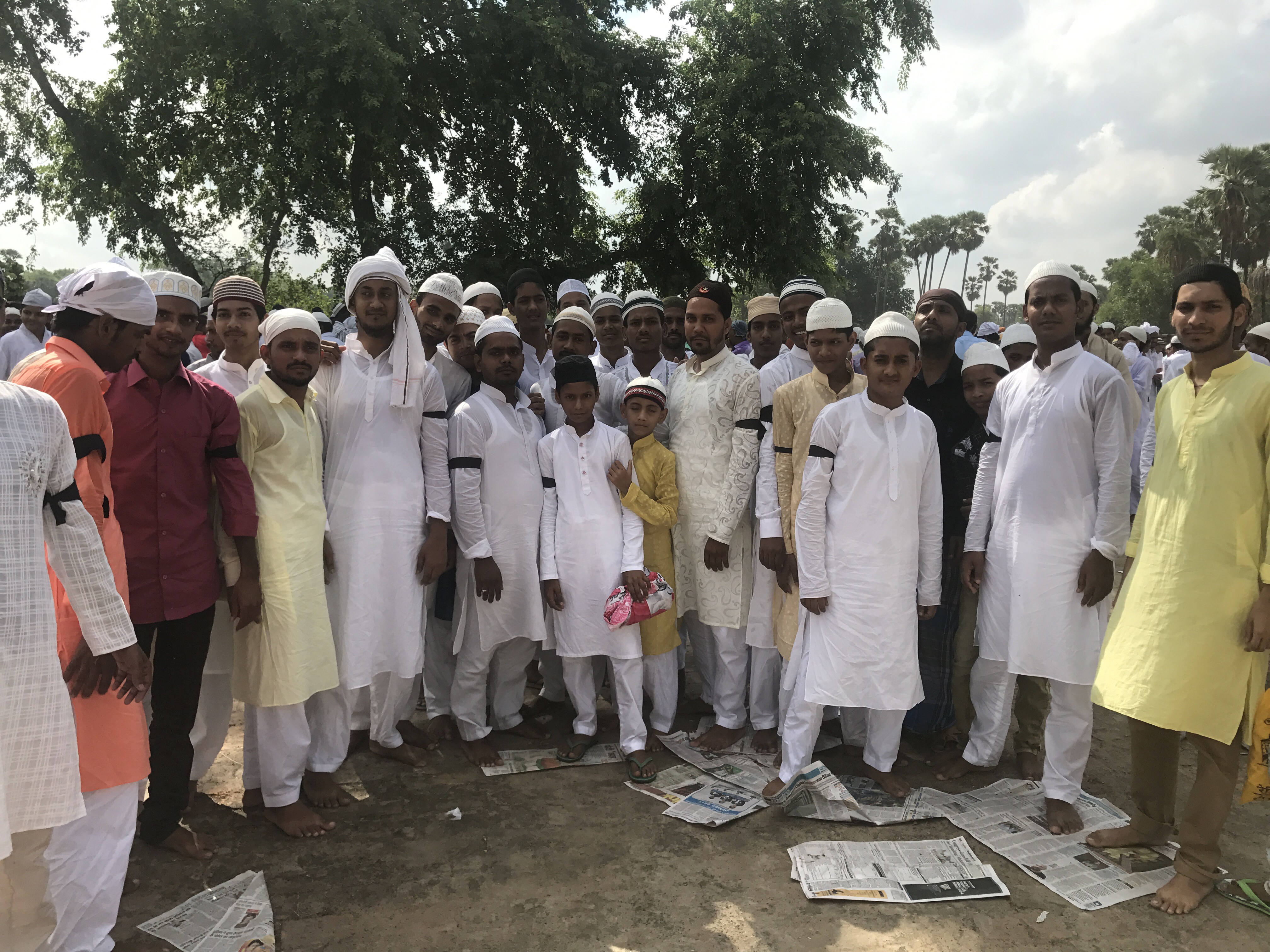 ख़ुशीयों को आधी करती युवाओं के बाजु पर बंधी काली पट्टी