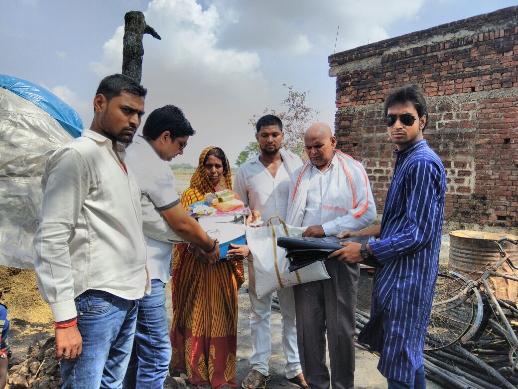 अग्नि में राहत सामग्री बाँटी गई