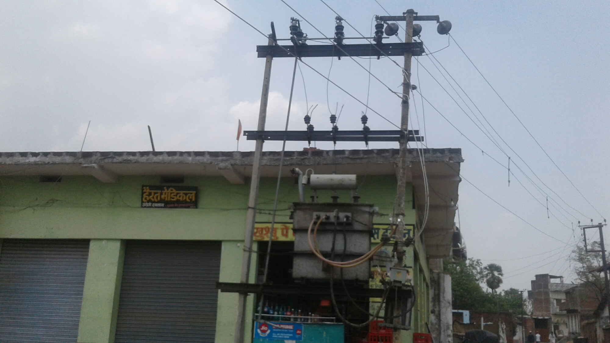 लोड के कारण शार्ट सर्किट होने का खतरा,ओवरलोडेड है इस जगह का ट्रान्सफार्मर