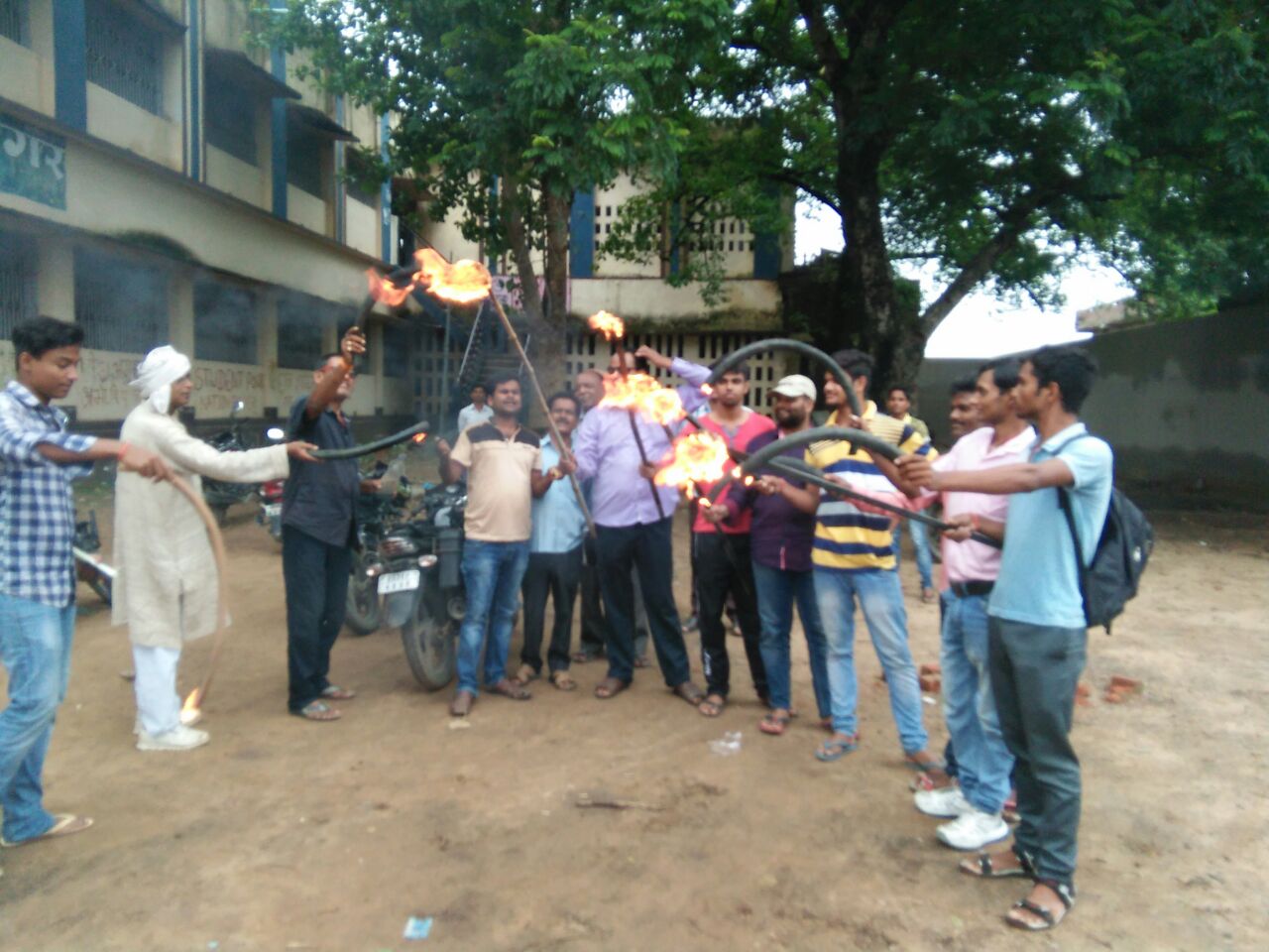 निकाला गया मशाल जुलूस