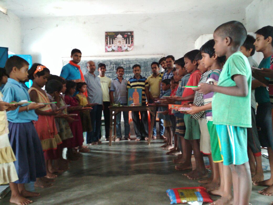 स्वामी विवेकानंद के पुण्यतिथि के अवसर पर वृक्षारोपण के साथ शैक्षणिक समाग्री बाँटे गये