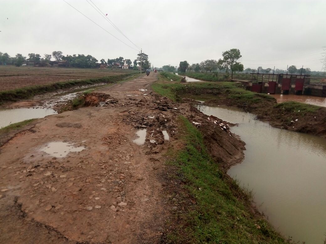 सड़क पर जलजमाव से पैदल चलना भी हुआ मुश्किल