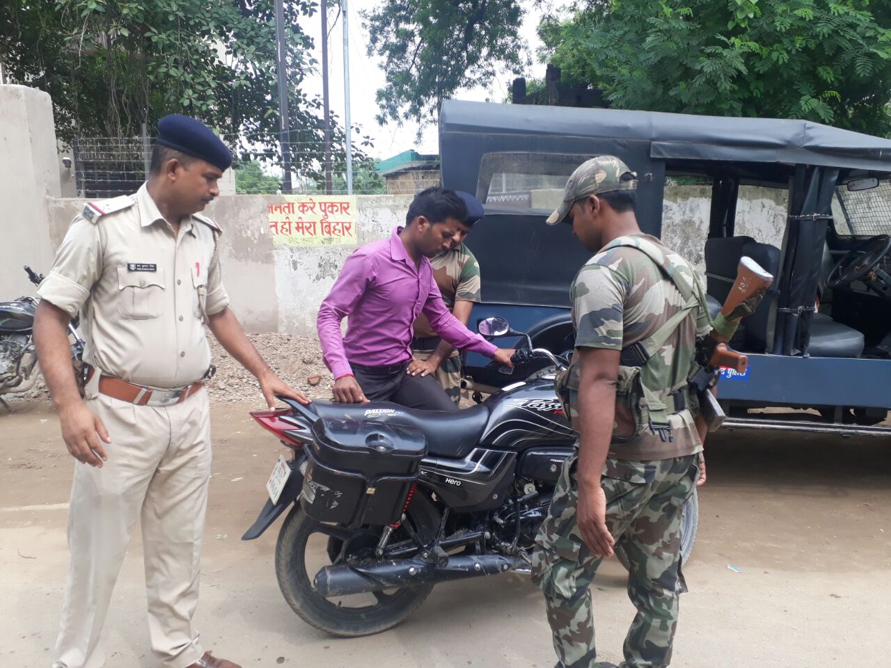 ​वाहनों की ली गई सघन तलाशी