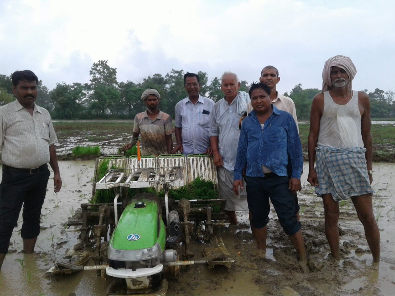 पैडी ट्रांसप्लान्टर से धान की रोपनी की गयी