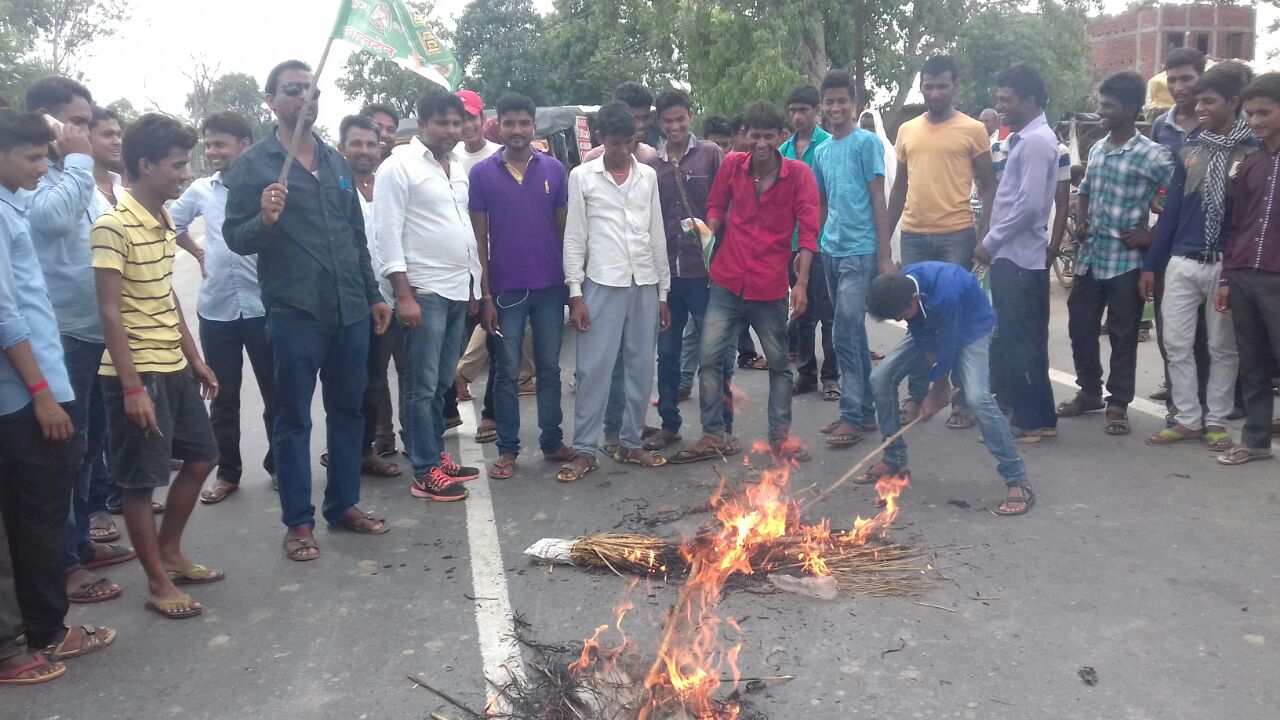 युवा राजद कार्यकर्ताओं ने सुशील मोदी का किया पुतला दहन