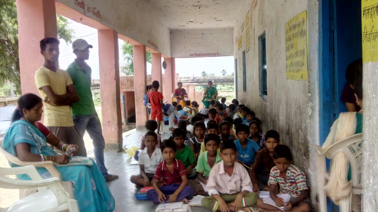 गजब है ये स्कूल, कक्षाएं आठ और कमरा दो