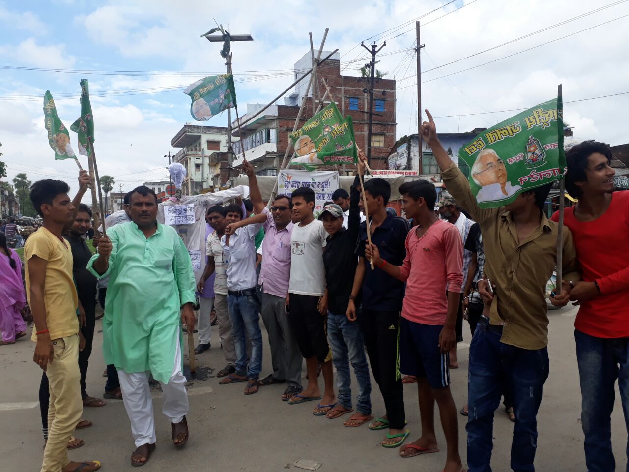 ​राजद कार्यकर्ताओं द्वारा भखरुआं मोड़ पर मुख्यमंत्री नीतीश कुमार का पुतला दहन 