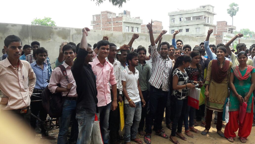 रजिस्ट्रेशन फॉर्म नही मिलने पर विद्यार्थीयों का हंगामा