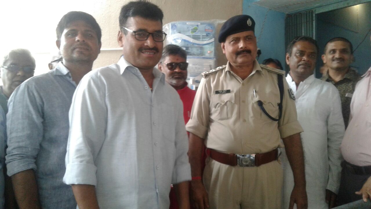 अरविंद हॉस्पीटल के सौजन्य से ​दाउदनगर थाना परिसर में आर ओ और फ्रीज चिल्डर लगाया गया 