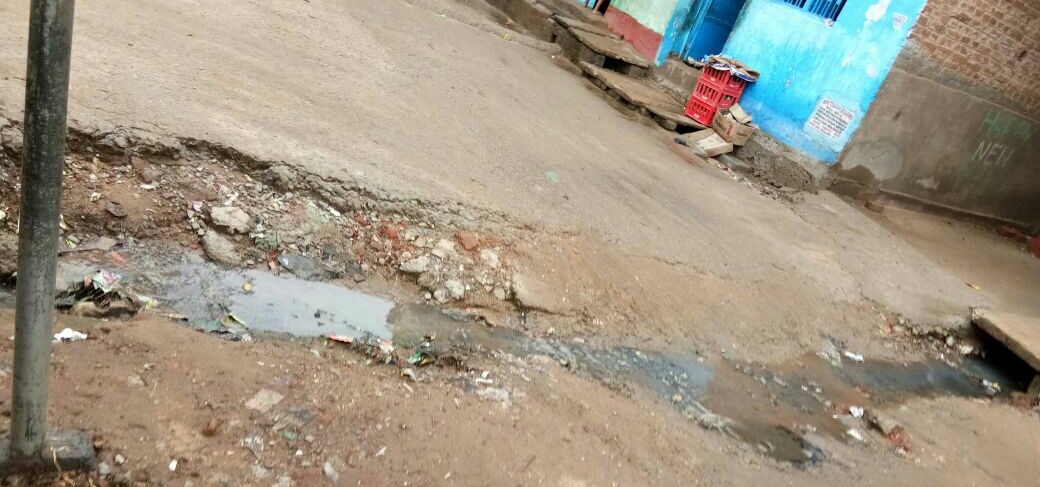 ​नाली नहीं बनने से लोग परेशान