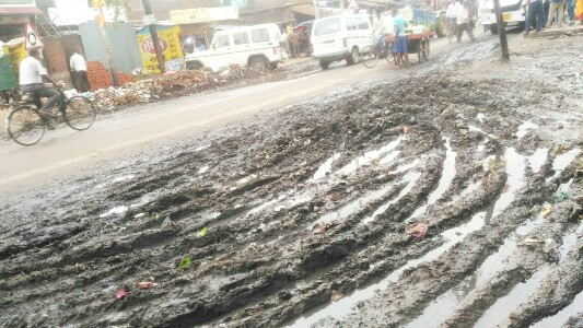 पैदल चलना हुआ मुहाल, गन्दगी से निपटारा बेहद ज़रूरी