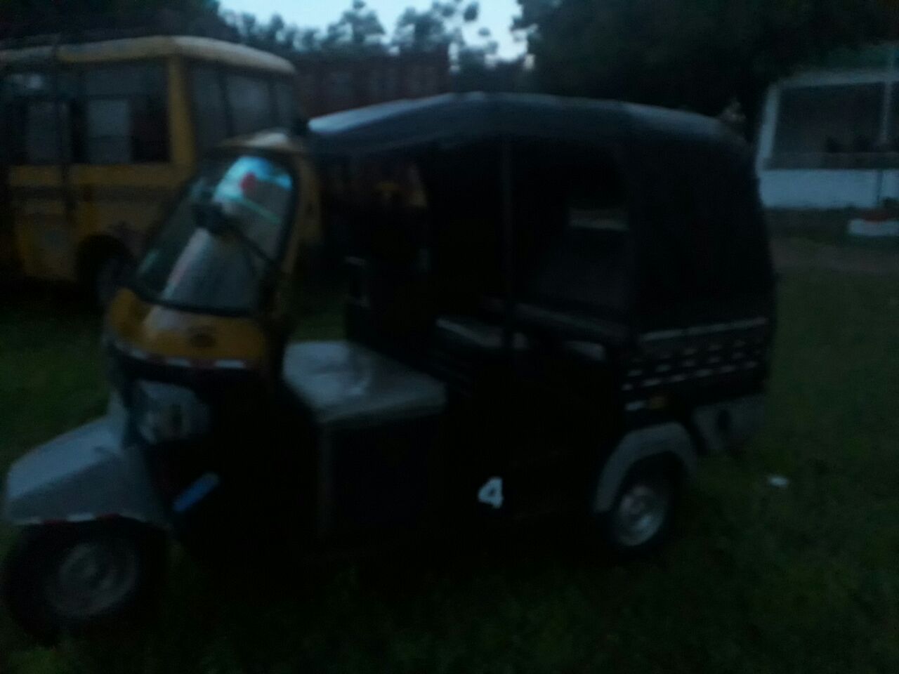 देशी शराब के साथ ऑटो जब्त