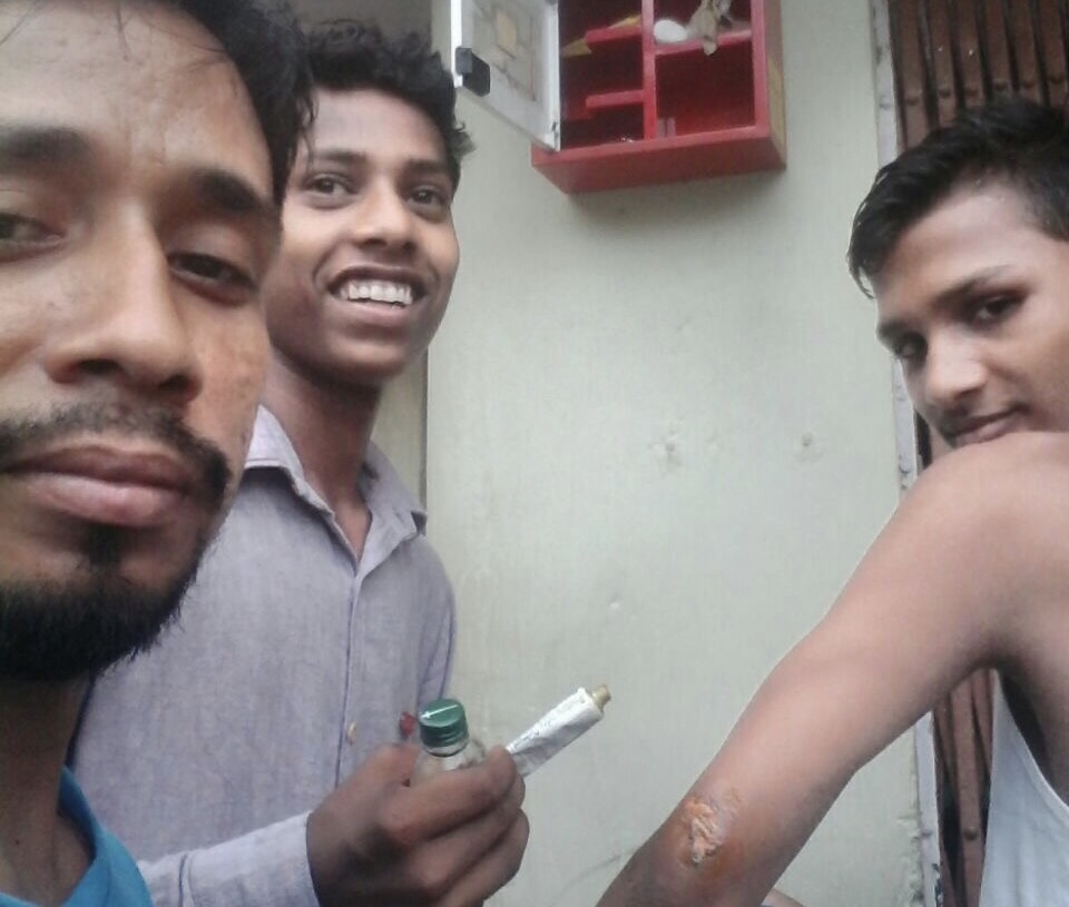 फ़र्स्ट एड बॉक्स की मदद से किया गया उपचार