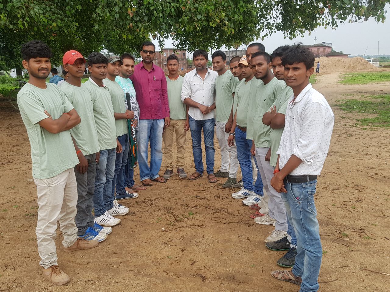 खिलाड़ियों की हौसला-आफजाई में यूवा राजद ने भेंट की टीशर्ट