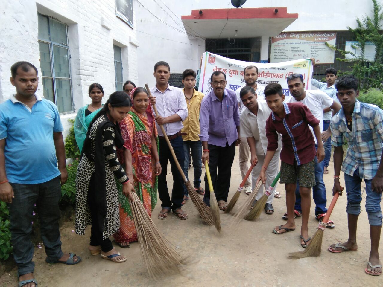 प्राथमिक स्वास्थ केंद्र परिसर में स्वच्छता अभियान चलाया गया