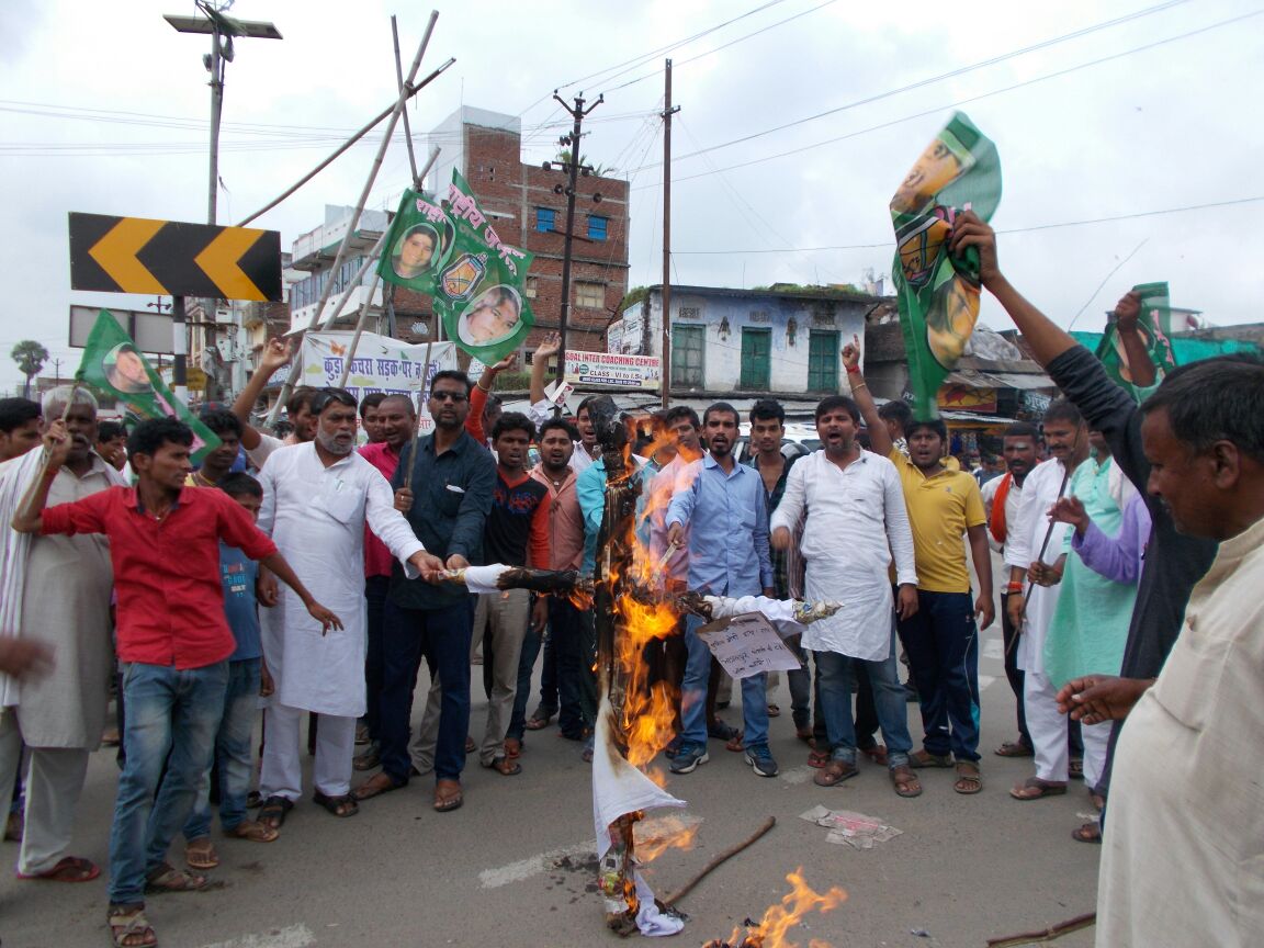 सृजन घोटाला मामले को लेकर राजद ने  उपमुख्यमंत्री का फूंका पुतला
