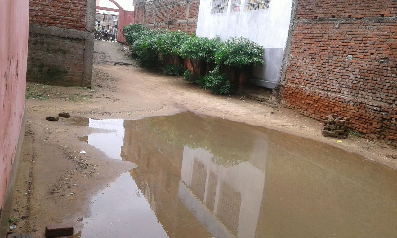 विद्यालय में जल जमाव से छात्र व शिक्षक परेशान