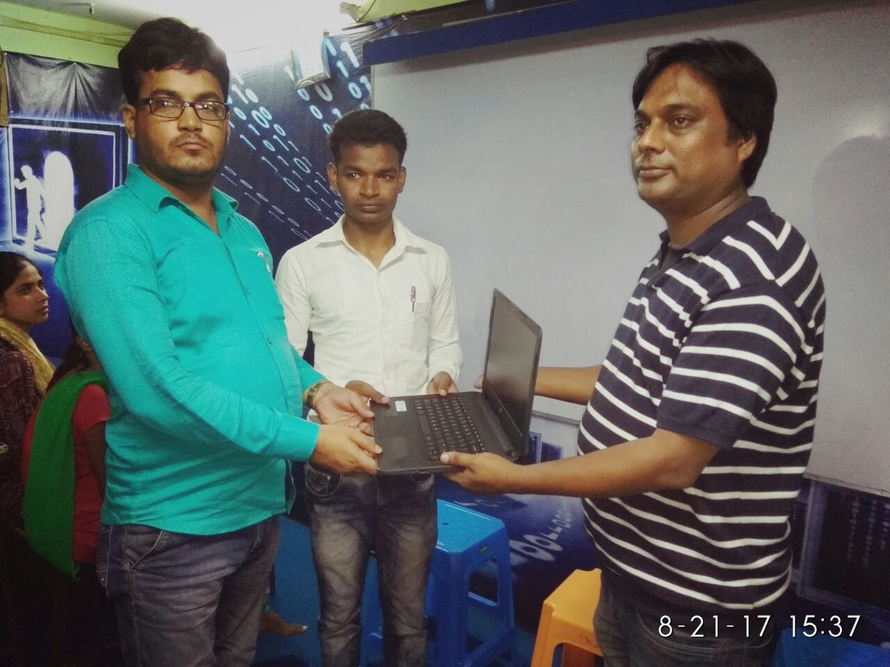 कुशल युवा कार्यक्रम में छात्र शाहबूब आलम को दिया गया लैपटॉप