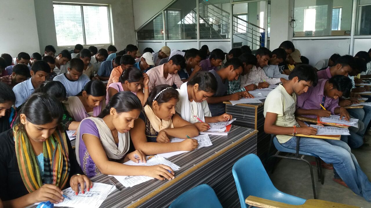 बिहार पुलिस टेस्ट सीरीज परीक्षा में प्रतिभागियों की उमड़ी भीड़