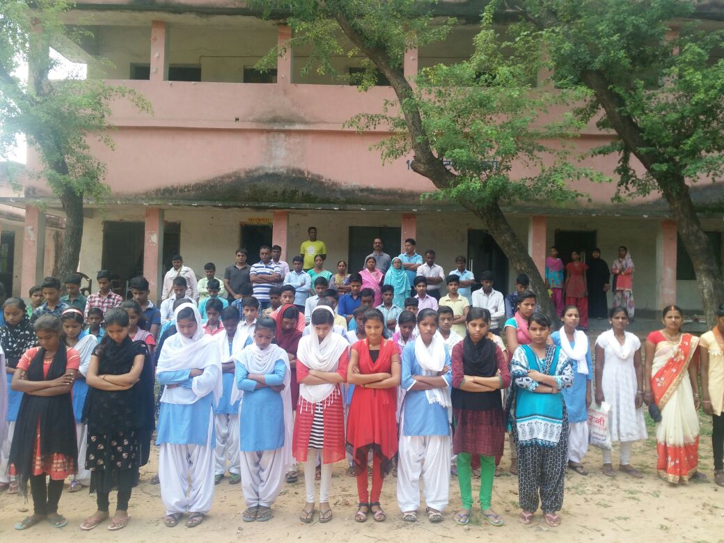 विद्यालय में नम आंखों से किया गया शोक सभा 