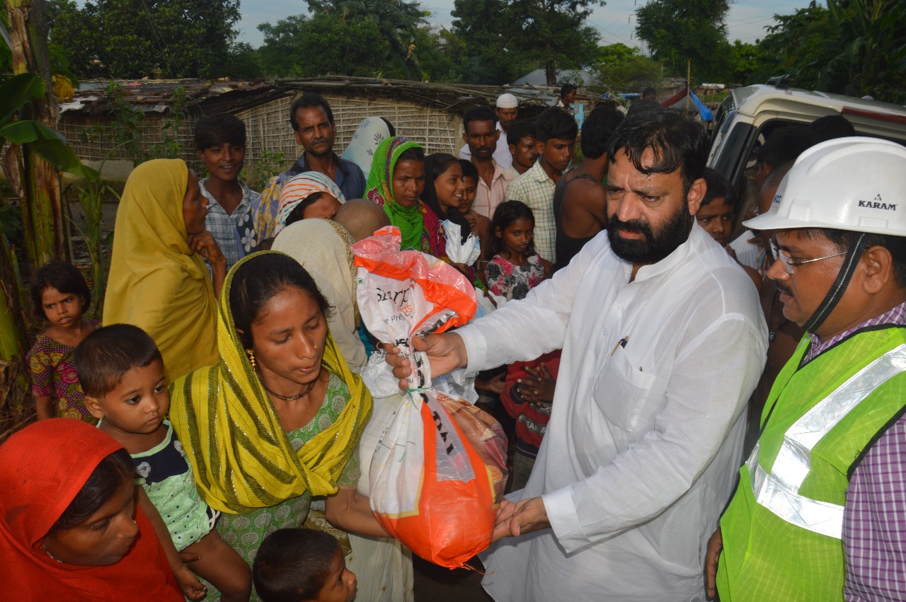 एचसीसी कंपनी ने बाढ़पीड़ीत इलाकों में पहुंचकर राहत सामग्री पहुंचाई