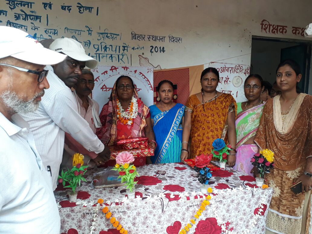 अवकाशप्राप्त शिक्षिका को दी गई विदाई