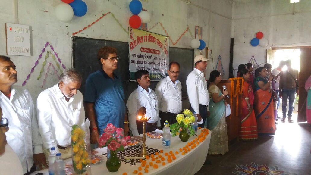 विद्यालय और समाज के बीच जाकर  शिक्षा का दीप जलाने के लिए किया गया प्रेरित 