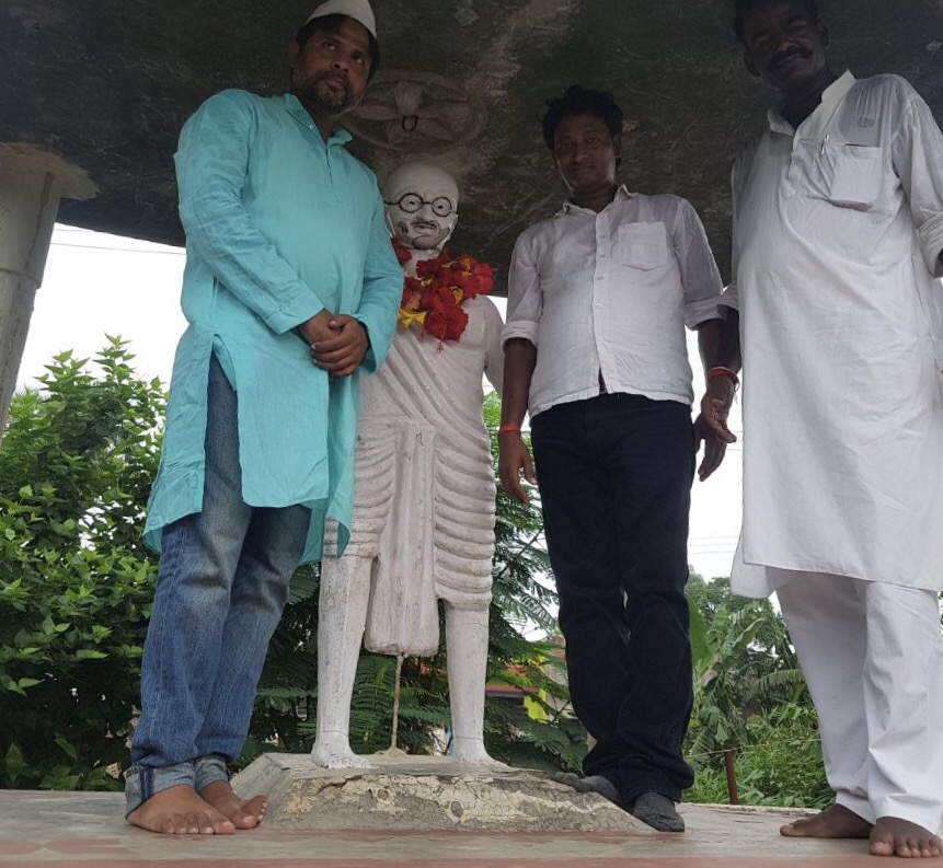 जश्न-ए-आजादी पर अम्बेडकर नगर में तिरंगा फहराया