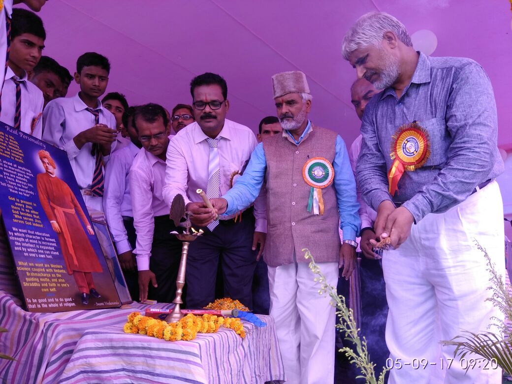 स्कूलों और कॉलेजों में शिक्षक दिवस की धूम, शिक्षकों को किया गया सम्मानित