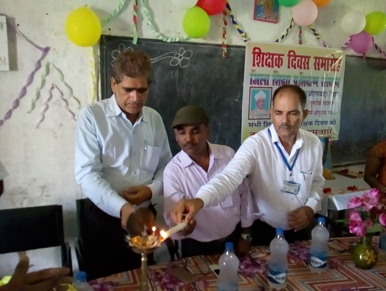 शिक्षक वह समुदाय है जो औरों को प्रकाशित करता है स्वंय जल कर