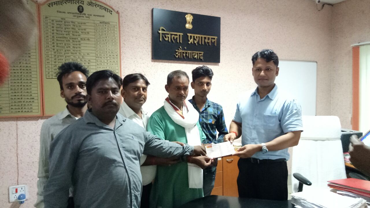  बाढ़ राहत हेतु डीएम को सौंपा गया चेक