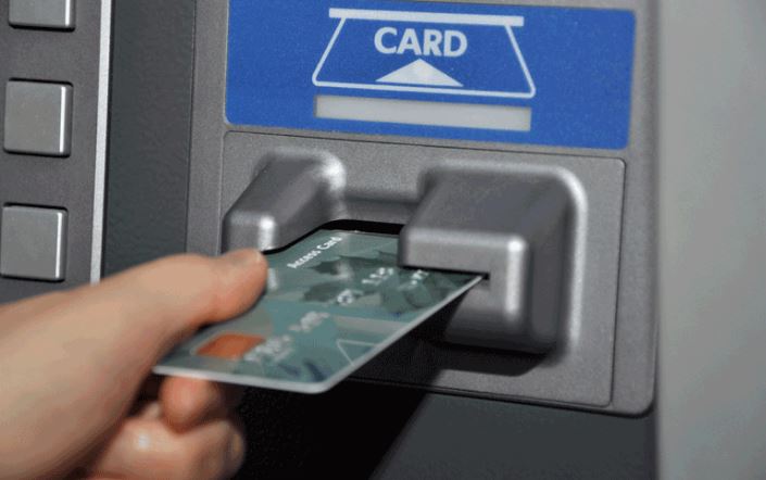 महिला को चकमा दे एटीएम से रुपया निकाल भाग रहे अपराधियों को भीड़ ने पकड़ कर किया पुलिस के हवाले