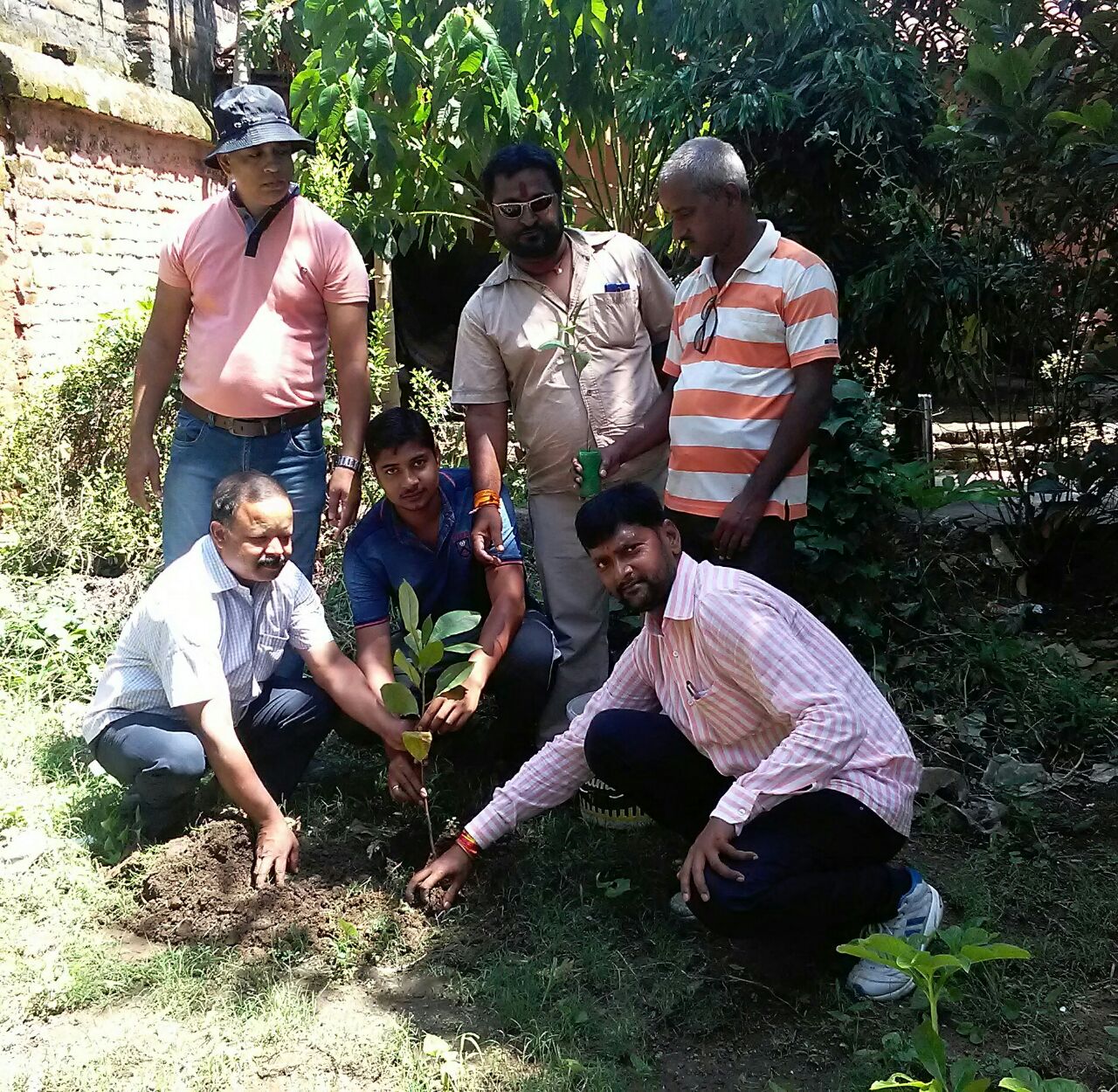 एक वृक्ष लगाना है अनिवार्य, नही तो जीवन है व्यर्थ 