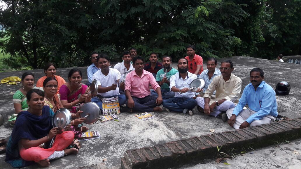  सरकार पर दोरंगी नीति अपनाने का आरोप