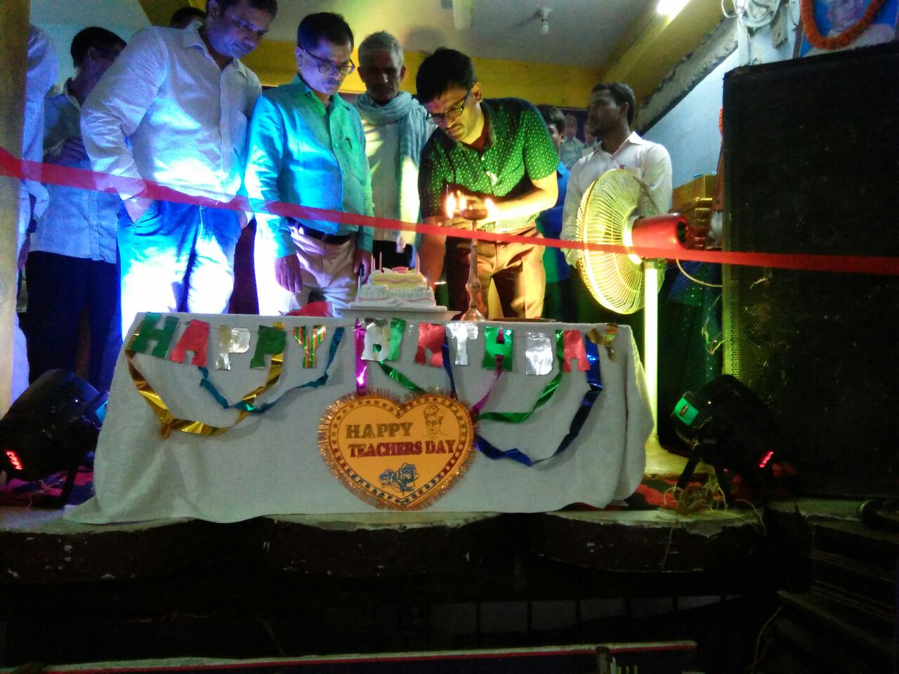 अंधेरे में दीप की तरह रोशनी फैलाते हैं शिक्षक