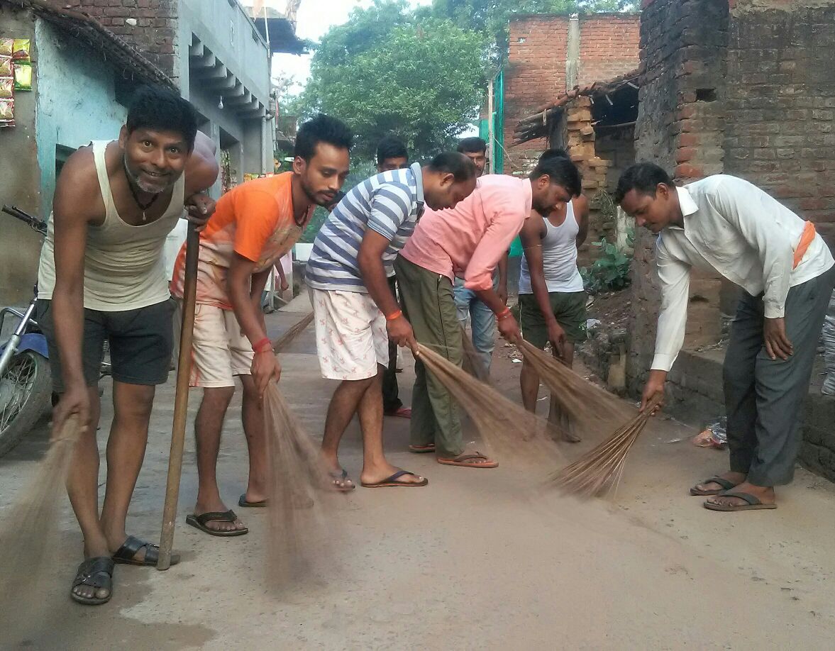 हस्ताक्षर व स्वच्छता अभियान चलाकर मनाया गया प्रधानमंत्री के जन्मदिन