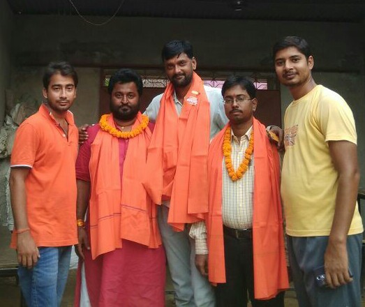   पदस्थापित किये जाने पर अंगवस्त्र व माला पहनाकर किया गया सम्मानित 