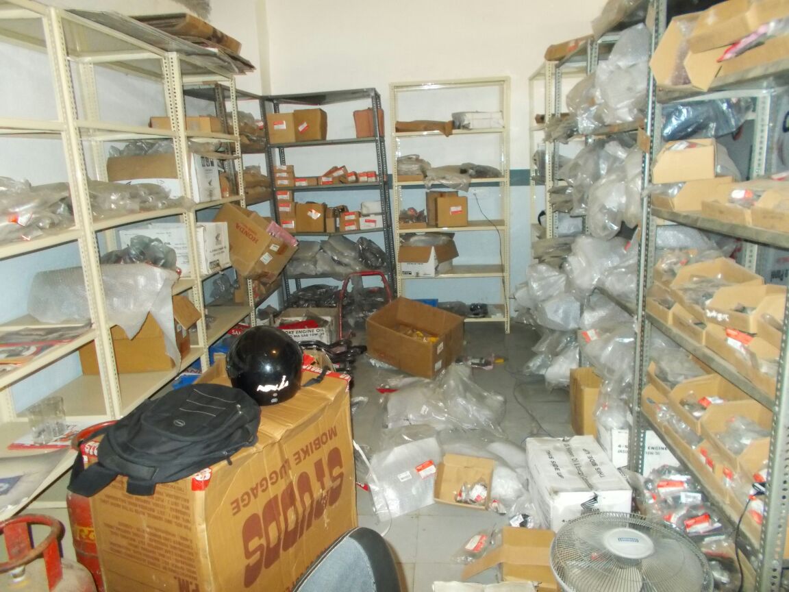 मोटरसाइकिल शोरूम में चोरी