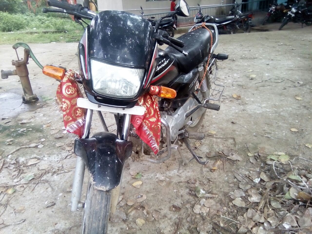 बाइक पर लदे बोरा की जांच में बरामद हुआ 33 बोतल विदेशी शराब