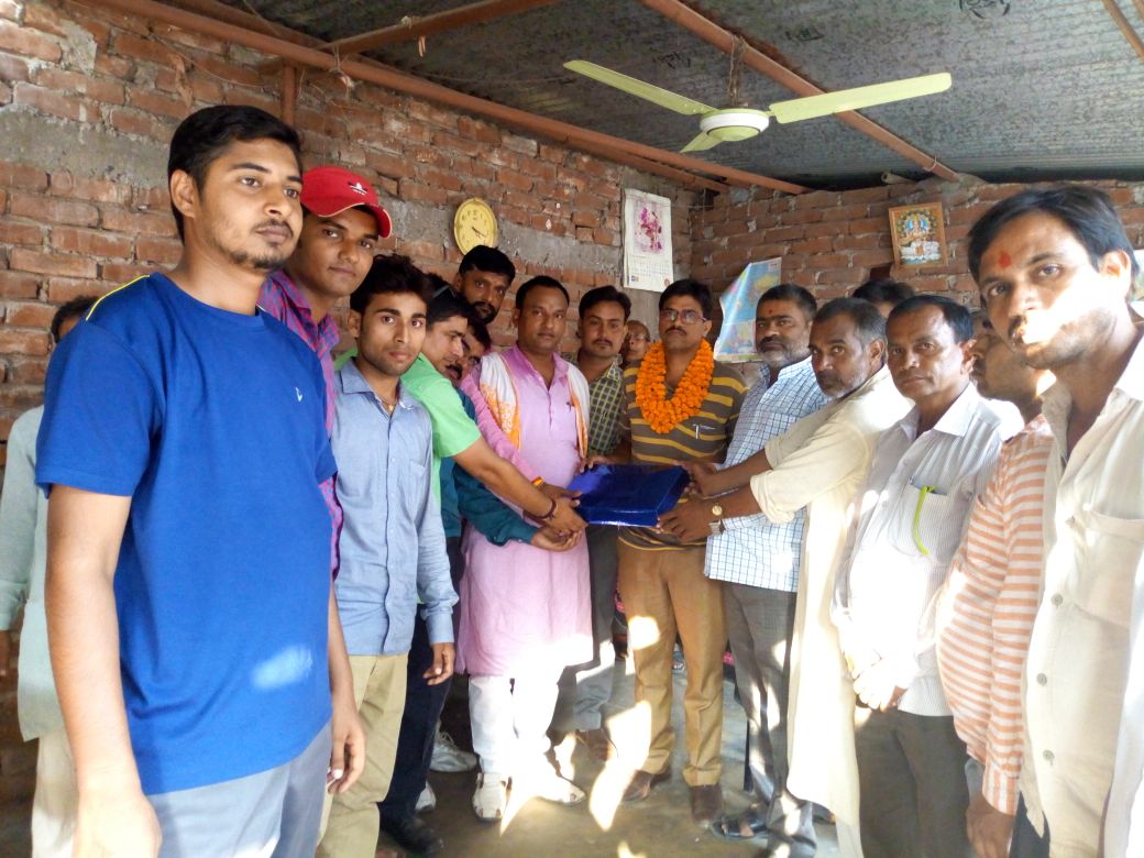 वरिष्ठ पत्रकार उपेन्द्र कश्यप को सम्मानित करते हुये दी गई विदाई