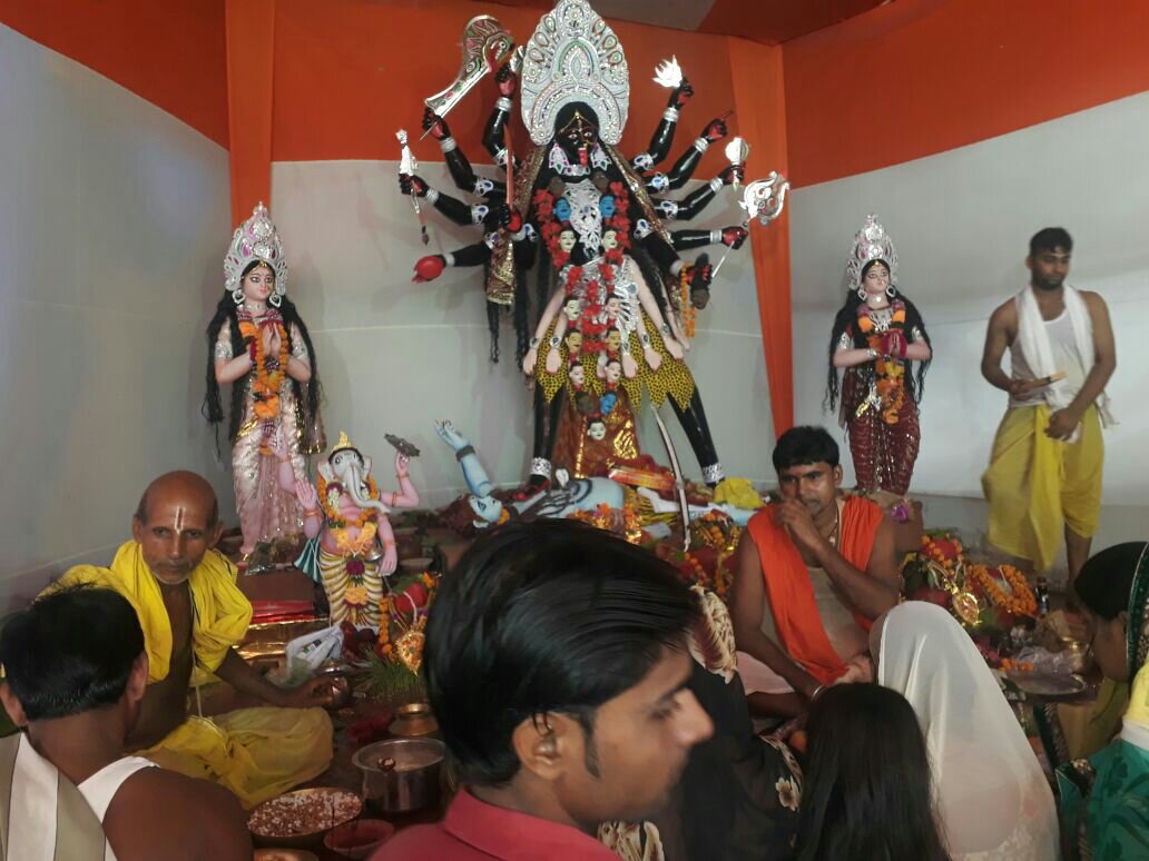 मां दुर्गा के पट खुलते ही उमड़ी श्रद्धालुओ की भीड़