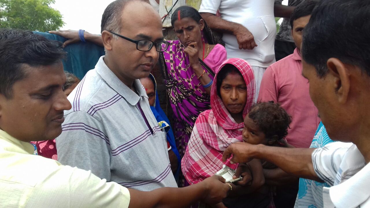 अग्निपीड़ित परिवार को की गई आर्थिक मदद