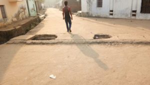 सड़क के बीचों-बीच नाली का पाइप एवं पटिया टूट जाने से होती है आवागमन में कठिनाई