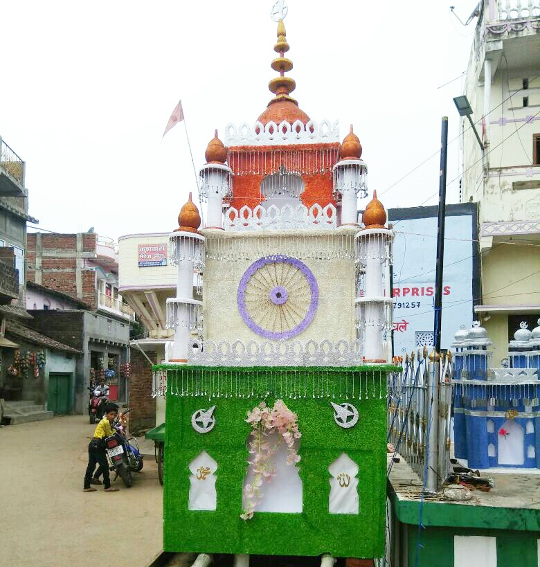 तिरंगे का रूप देकर बना शानदार ताज़िया