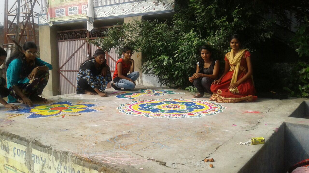 कुशल युवा कार्यक्रम के छात्राओं द्वारा बनाई गई आकर्षक रंगोली