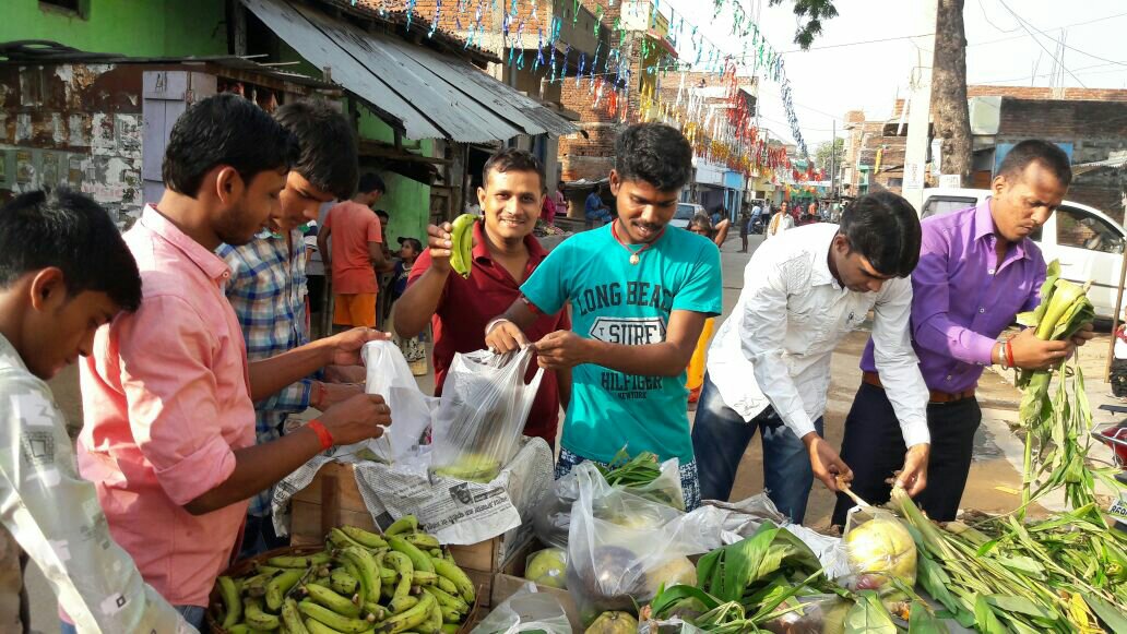 भाजयुमो के कार्यकर्ता द्वारा फल का वितरण किया गया