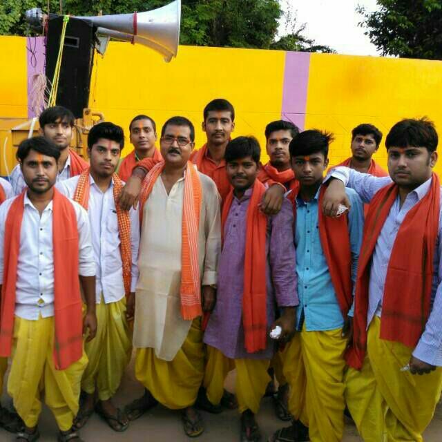 पारंपरिक वेशभूषा में निकाला गया शोभायात्रा