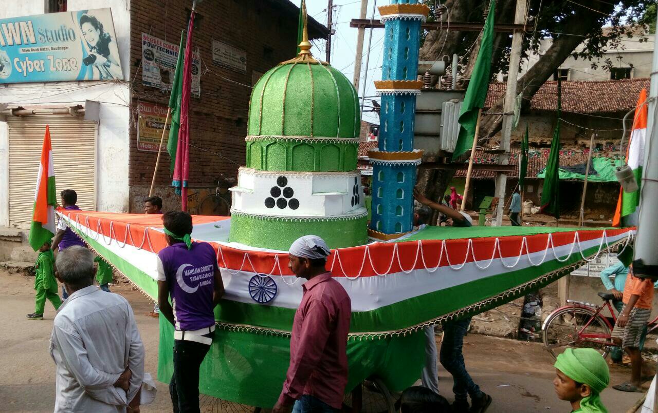 लुभाती रही नाव पर बनी ताजिया