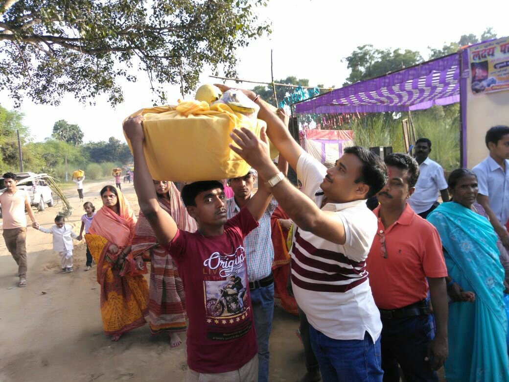 सामाजिक कार्यकर्ताओं ने छठ व्रतियों के बीच किया सामग्री का वितरण